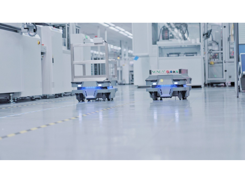 MiR 的自主移動機器人 (AMR)適用於無線通訊及半導體的生產線、無塵室、及醫院等多元場域。